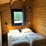 Chalet 3 Slaapkamer Blokhut Met Opgemaakte Bedden Putten