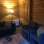 3 Slaapkamer Blokhut Met Opgemaakte Bedden Chalet