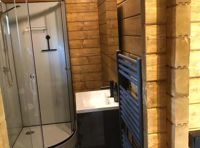 3 Slaapkamer Blokhut Met Opgemaakte Bedden Chalet