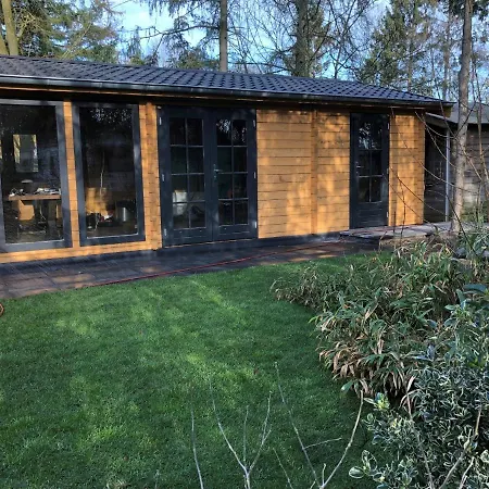 3 Slaapkamer Blokhut Met Opgemaakte Bedden Chalet Putten