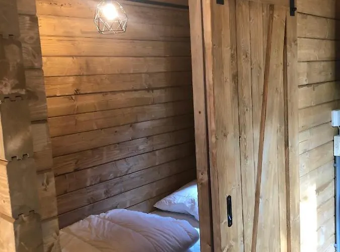 Chalet 3 Slaapkamer Blokhut Met Opgemaakte Bedden Putten